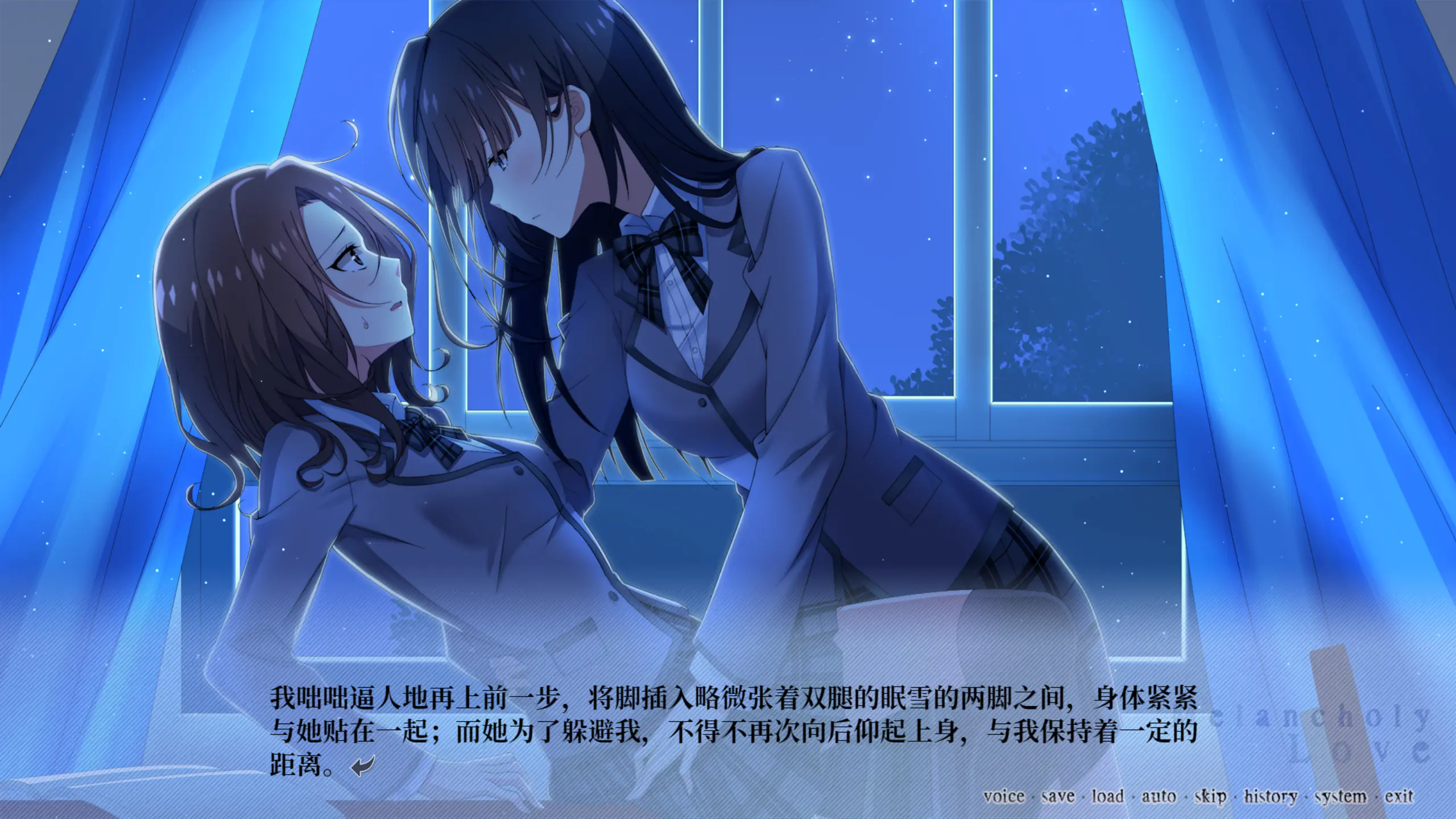 夜色里，她俯身把对方逼到墙边，两人贴得极近