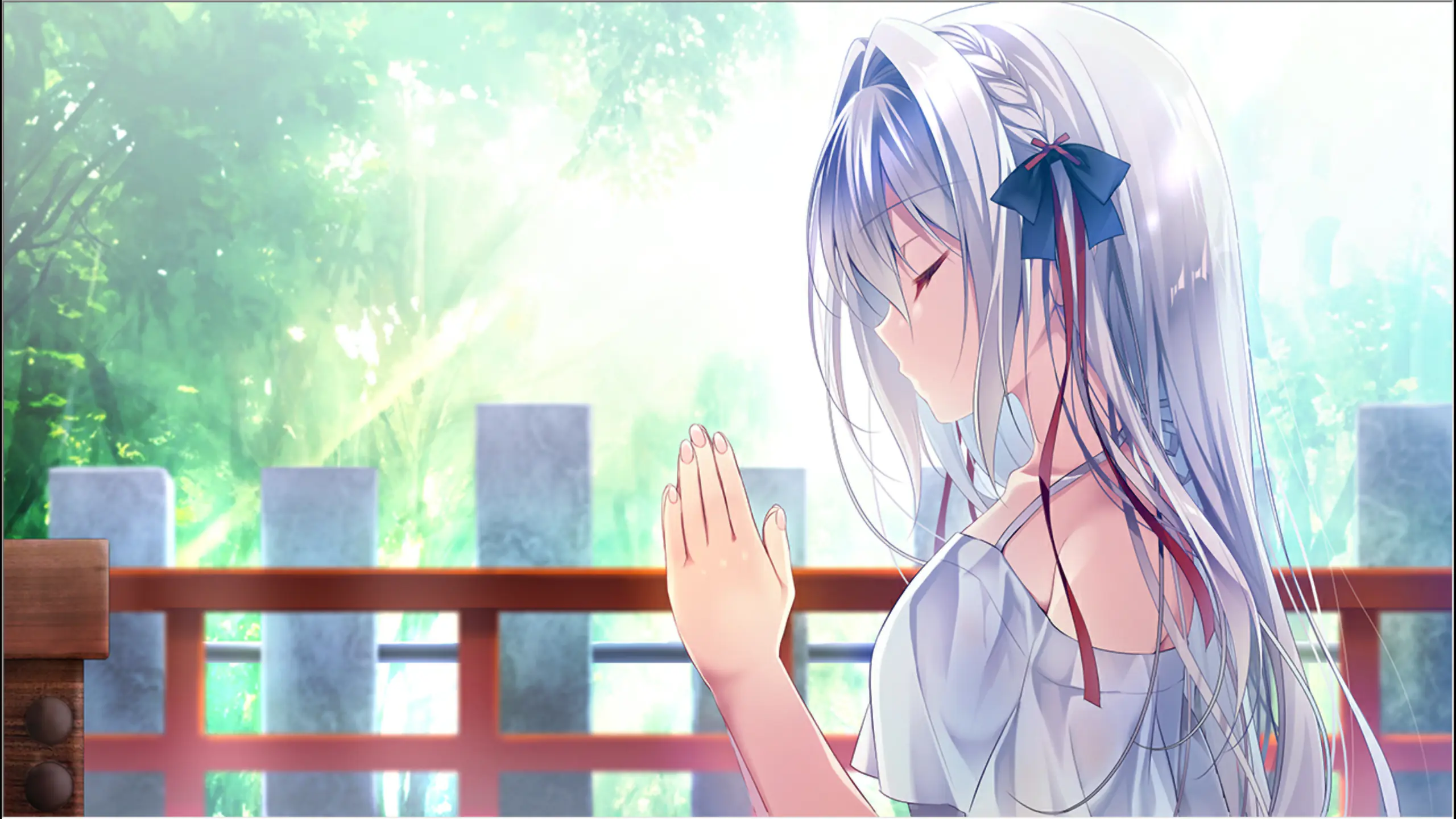 神社里，弥命闭上眼睛认真祈愿